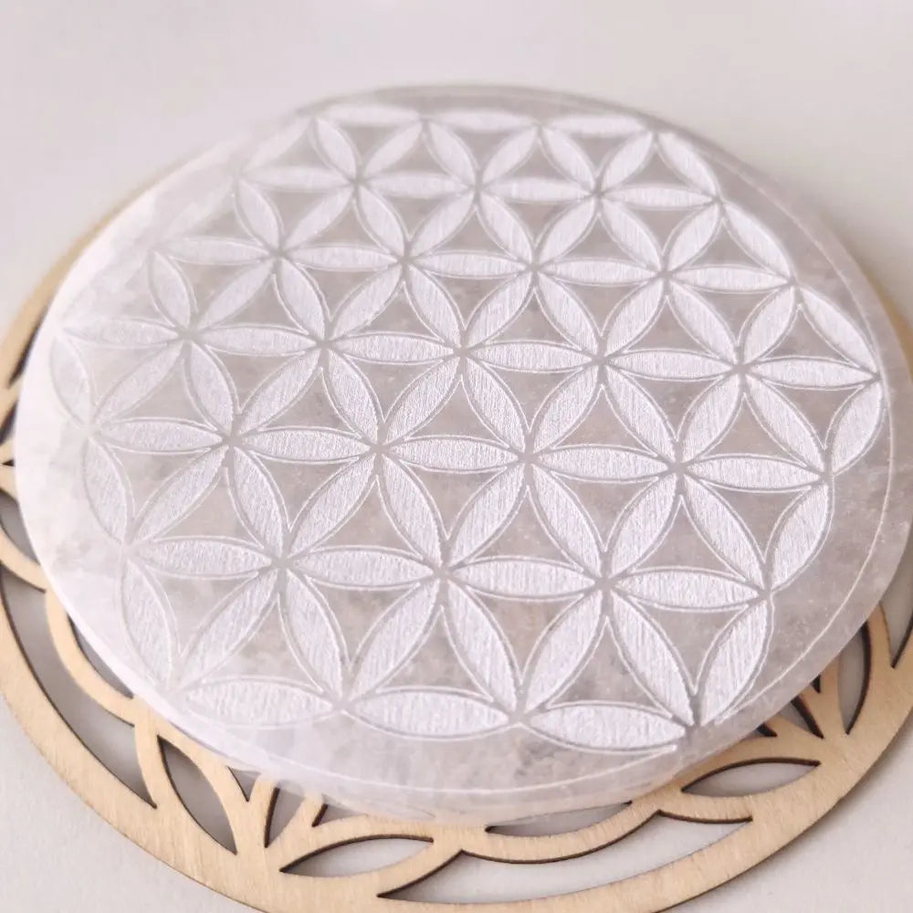 Plaque sélénite ronde avec fleur de vie motif plein - taille  12 cm - vue