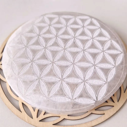 Plaque sélénite ronde avec fleur de vie motif plein - taille  12 cm - vue