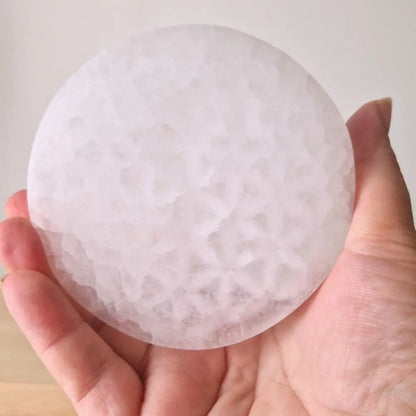 Plaque sélénite ronde avec fleur de vie motif plein - taille 10 / 12 cm Verso