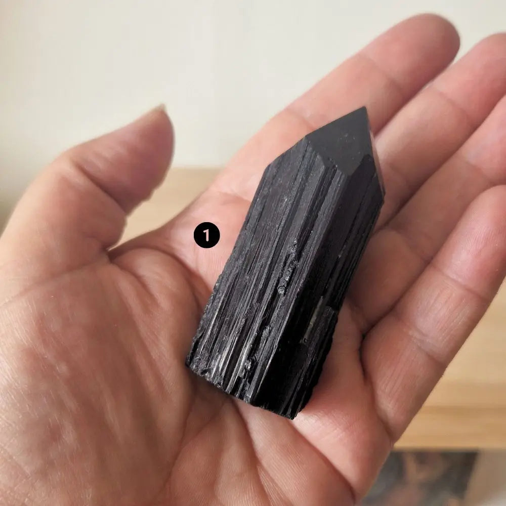 pointe tourmaline noire semi brute pointe polie-1-main