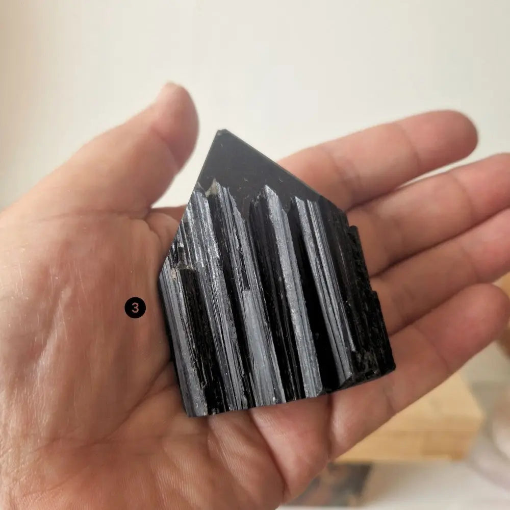 pointe tourmaline noire semi brute pointe polie-3-main