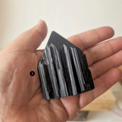 pointe tourmaline noire semi brute pointe polie-3-main