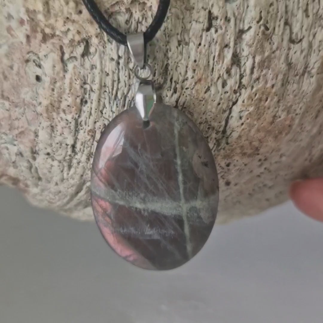 video labradorite violette forme ovale