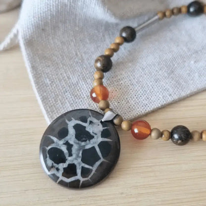 collier avec pendentif septaria noire & perles cornaline, jaspe bois Zoomé